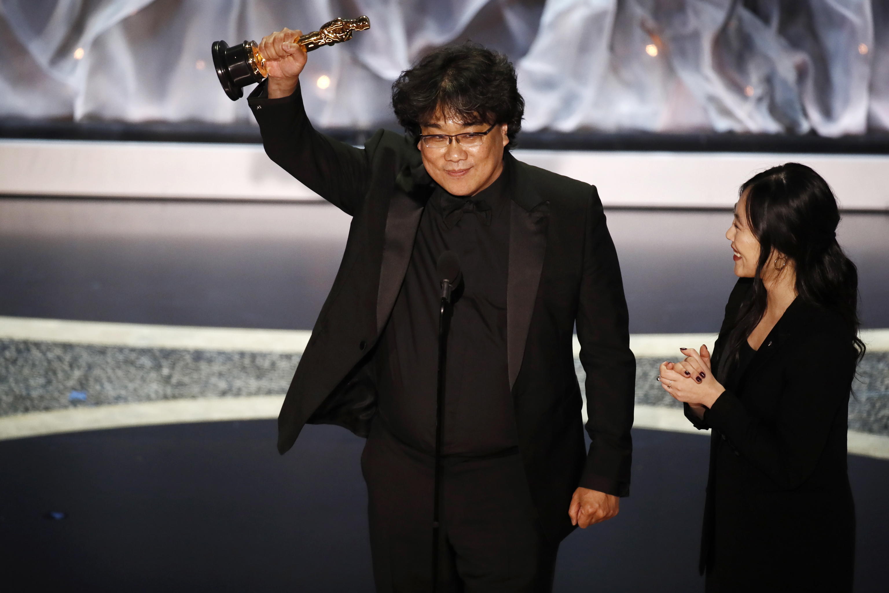 Il coreano Bong Joon Ho, regista di “Parasite”, alza al cielo uno dei quattro Oscar 2020 vinti. Tra questi spiccano quelli per miglior regia e per miglior film Il coreano Bong Joon Ho, regista di “Parasite”, alza al cielo uno dei quattro Oscar 2020 vinti. Tra questi spiccano quelli per miglior regia e per miglior film