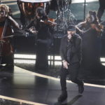 Sul palco del Dolby Theatre si esibisce il rapper Eminem, che infiamma la platea cantando “Lose Yourself” Sul palco del Dolby Theatre si esibisce il rapper Eminem, che infiamma la platea cantando “Lose Yourself”