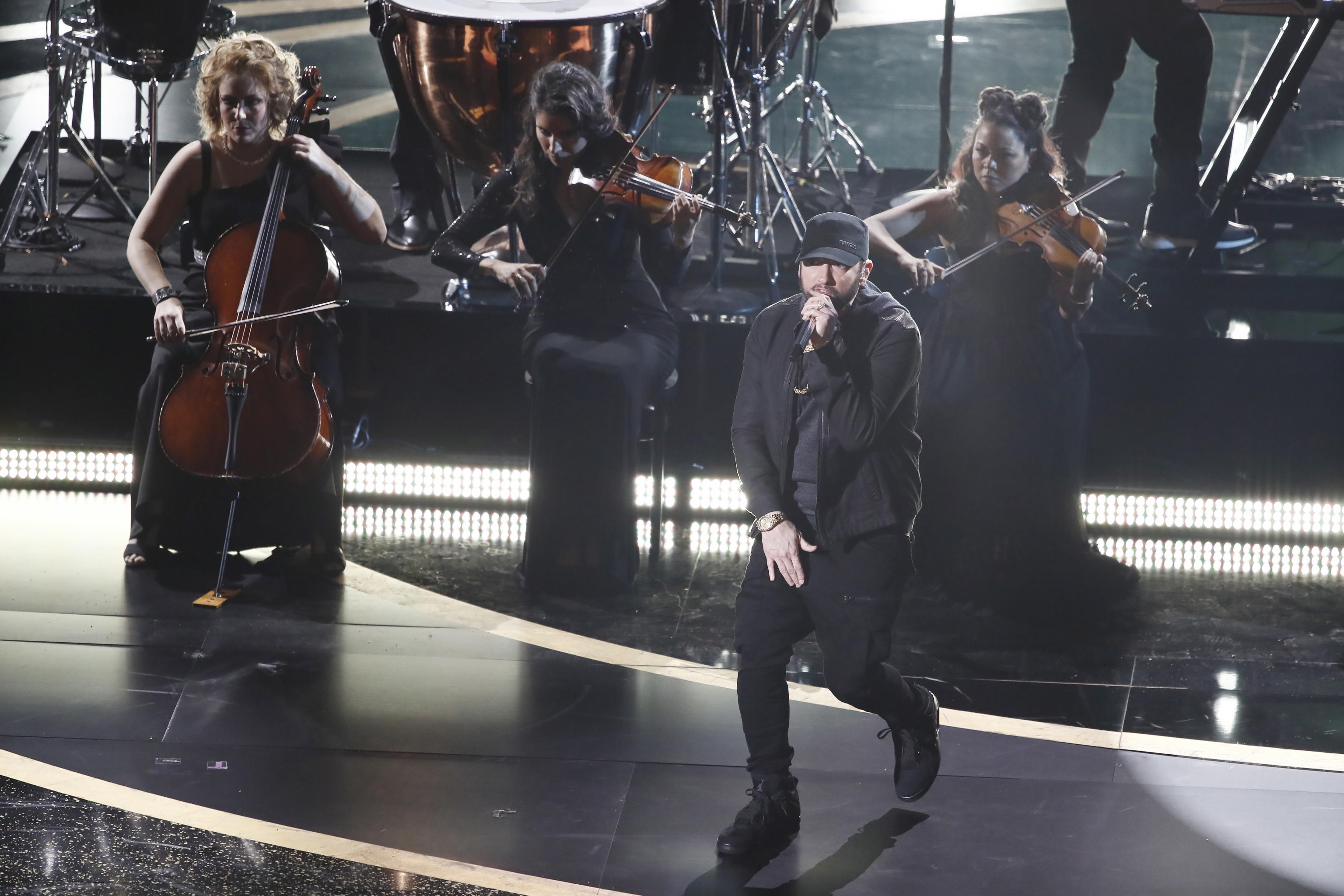 Sul palco del Dolby Theatre si esibisce il rapper Eminem, che infiamma la platea cantando “Lose Yourself” Sul palco del Dolby Theatre si esibisce il rapper Eminem, che infiamma la platea cantando “Lose Yourself”