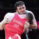 Il corpo a corpo tra Samuel Scherrer della Svizzera e Suleyman Karadeniz della Turchia nella finale categoria 92 kg Il corpo a corpo tra Samuel Scherrer della Svizzera e Suleyman Karadeniz della Turchia nella finale categoria 92 kg