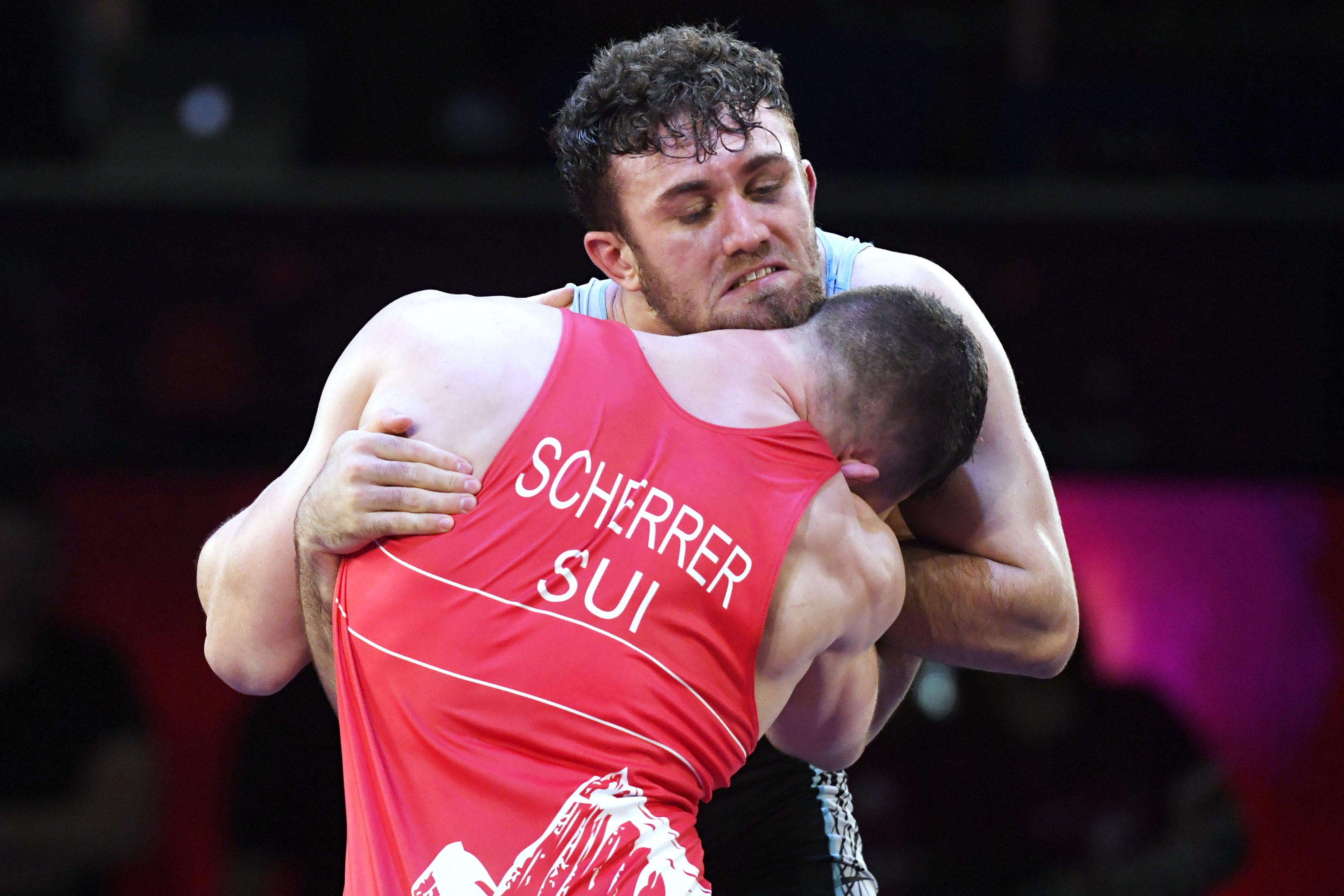 Il corpo a corpo tra Samuel Scherrer della Svizzera e Suleyman Karadeniz della Turchia nella finale categoria 92 kg Il corpo a corpo tra Samuel Scherrer della Svizzera e Suleyman Karadeniz della Turchia nella finale categoria 92 kg