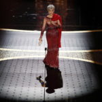 L'attrice Jane Fonda arriva sul palco degli Oscar per introdurre il premio al miglior film dell'anno