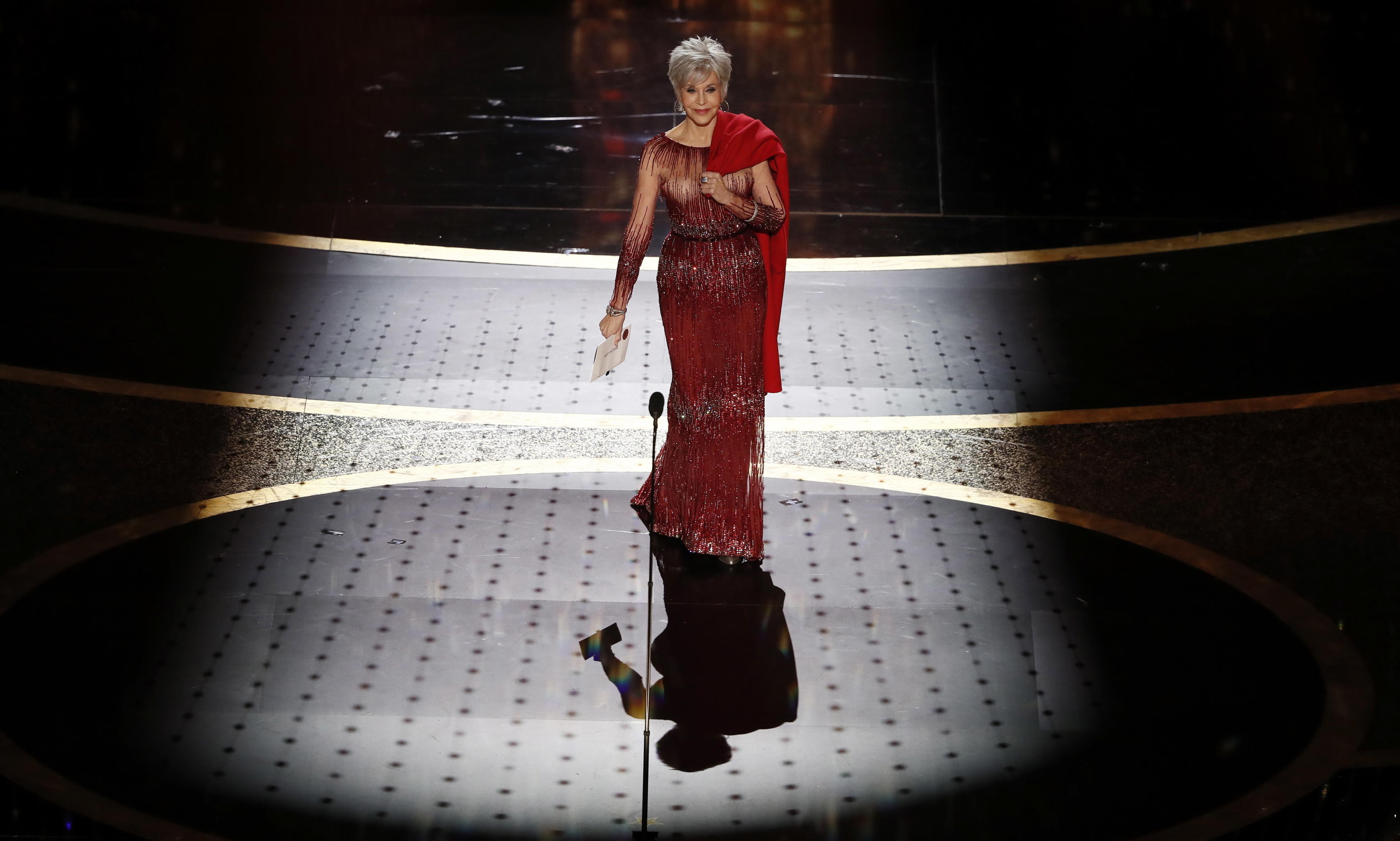 L'attrice Jane Fonda arriva sul palco degli Oscar per introdurre il premio al miglior film dell'anno L'attrice Jane Fonda arriva sul palco degli Oscar per introdurre il premio al miglior film dell'anno