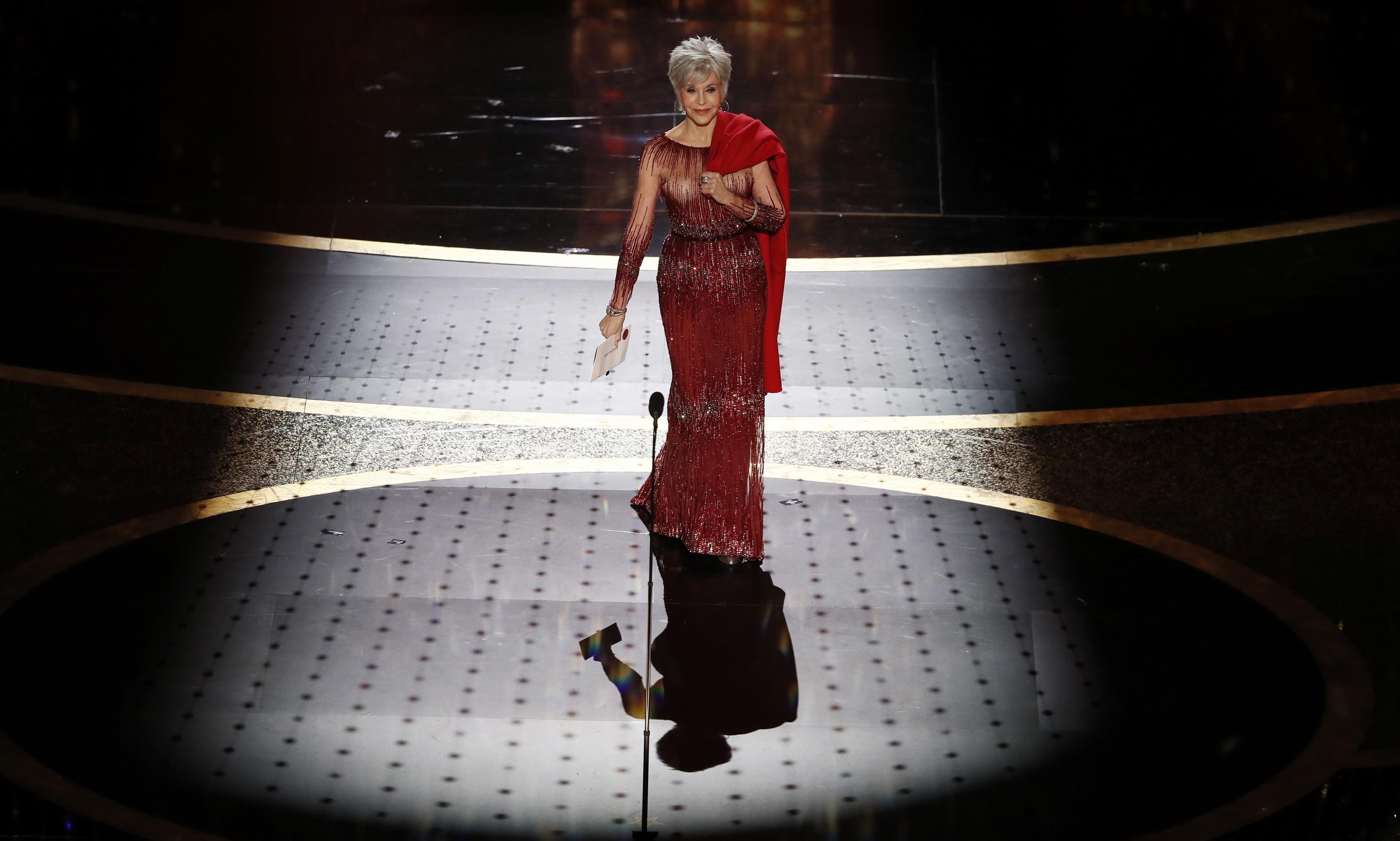 L'attrice Jane Fonda arriva sul palco degli Oscar per introdurre il premio al miglior film dell'anno