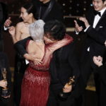 L'abbraccio di affetto e stima tra Jane Fonda e Bong Joon Ho L'abbraccio di affetto e stima tra Jane Fonda e Bong Joon Ho