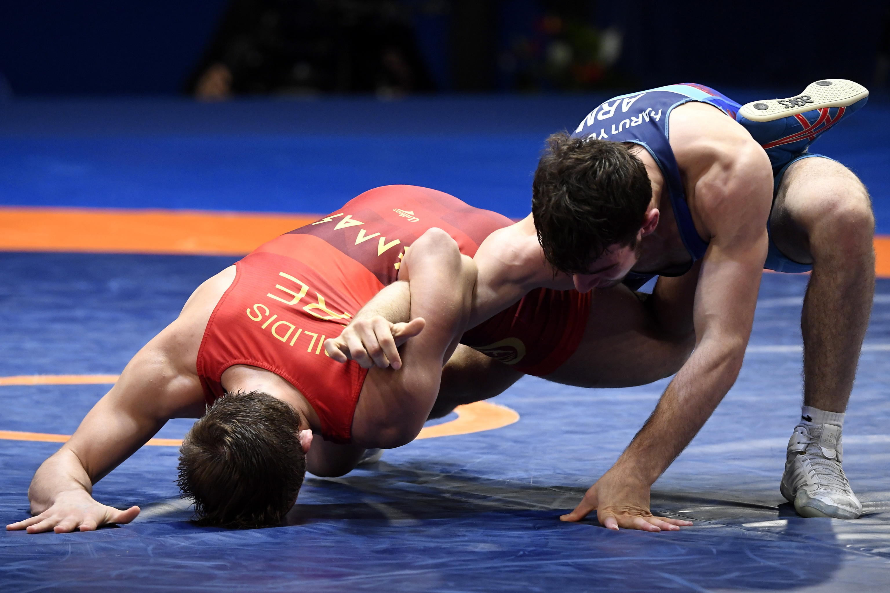 L'armeno Arsen Harutyunyan riesce ad atterrare il greco Georgios Pilidis durante la finale per il terzo posto, categoria 61 kg