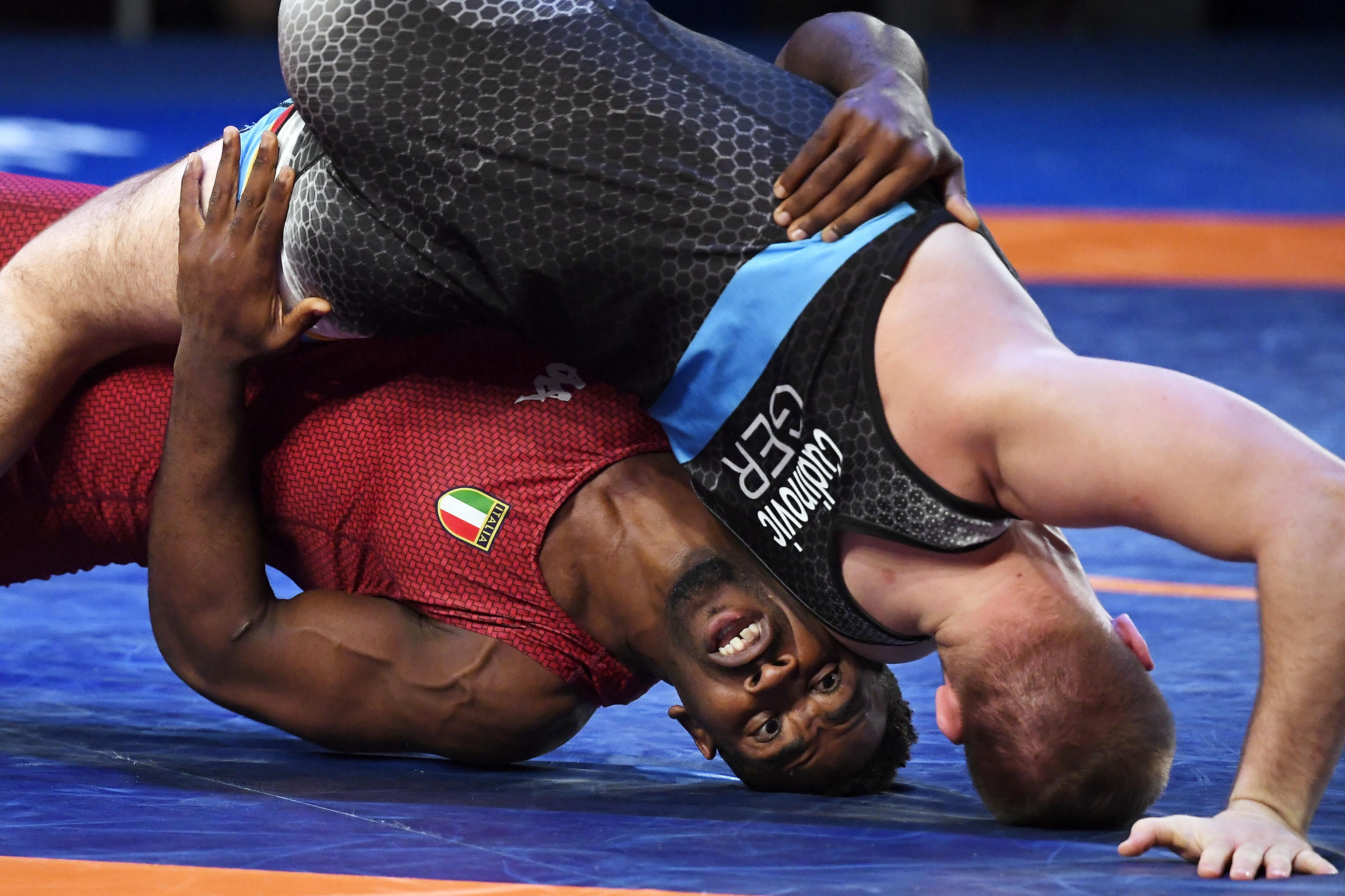 Abraham de Jesus Conyedo Ruano (Italia) e Gennadij Cudinovic della Germania combattono per il bronzo del freestyle maschile 97 kg Abraham de Jesus Conyedo Ruano (Italia) e Gennadij Cudinovic della Germania combattono per il bronzo del freestyle maschile 97 kg
