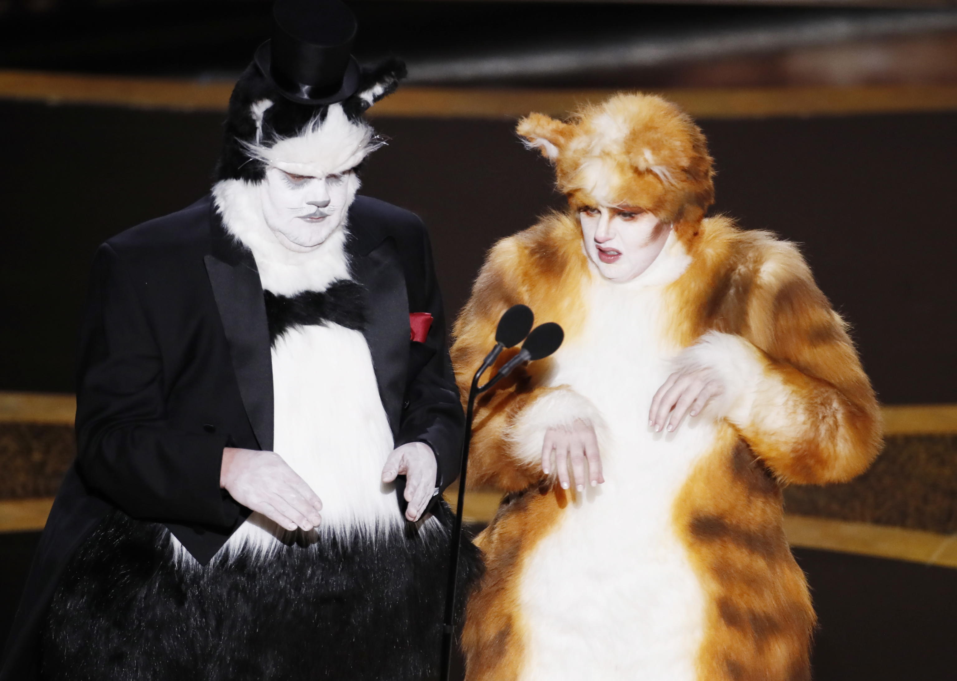 James Corden e Rebel Wilson, vestiti da gatti come nel film Cats