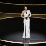 L'attrice Renee Zellweger, emozionata, parla dopo aver ricevuto l'Oscar come miglior attrice, dopo la sua performance in "Judy" L'attrice Renee Zellweger, emozionata, parla dopo aver ricevuto l'Oscar come miglior attrice, dopo la sua performance in "Judy"