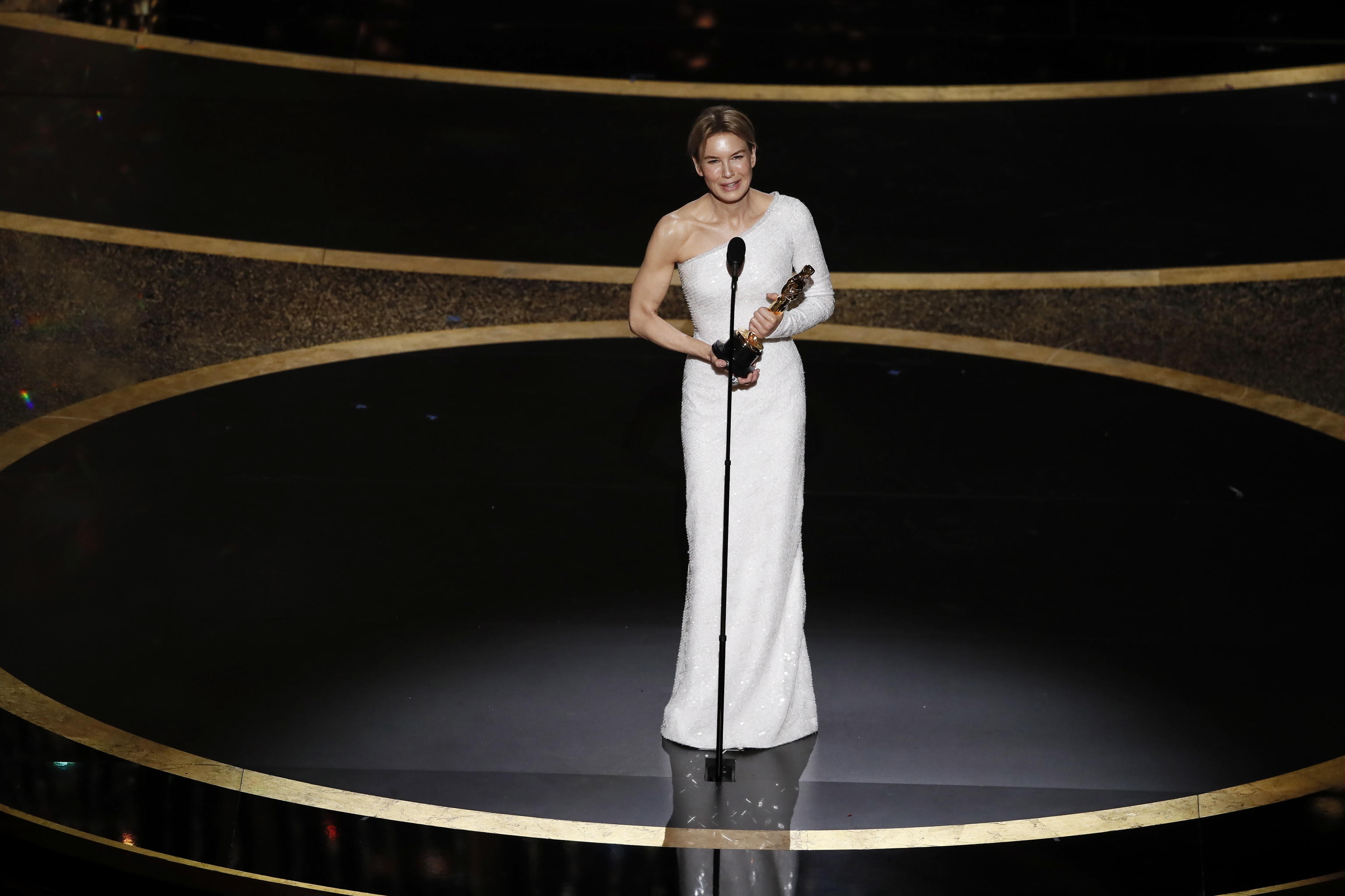 L'attrice Renee Zellweger, emozionata, parla dopo aver ricevuto l'Oscar come miglior attrice, dopo la sua performance in "Judy" L'attrice Renee Zellweger, emozionata, parla dopo aver ricevuto l'Oscar come miglior attrice, dopo la sua performance in "Judy"