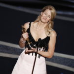 Laura Dern stringe commossa l'Oscar come miglior attrice non protagonista per la sua performance in "Storia di un matrimonio"