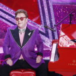Durante la cerimonia dei 92esimi Academy Awards si fa notare anche il cantante Elton John, che ha vinto l’Oscar per la migliore canzone per il film Rocketman Durante la cerimonia dei 92esimi Academy Awards si fa notare anche il cantante Elton John, che ha vinto l’Oscar per la migliore canzone per il film Rocketman