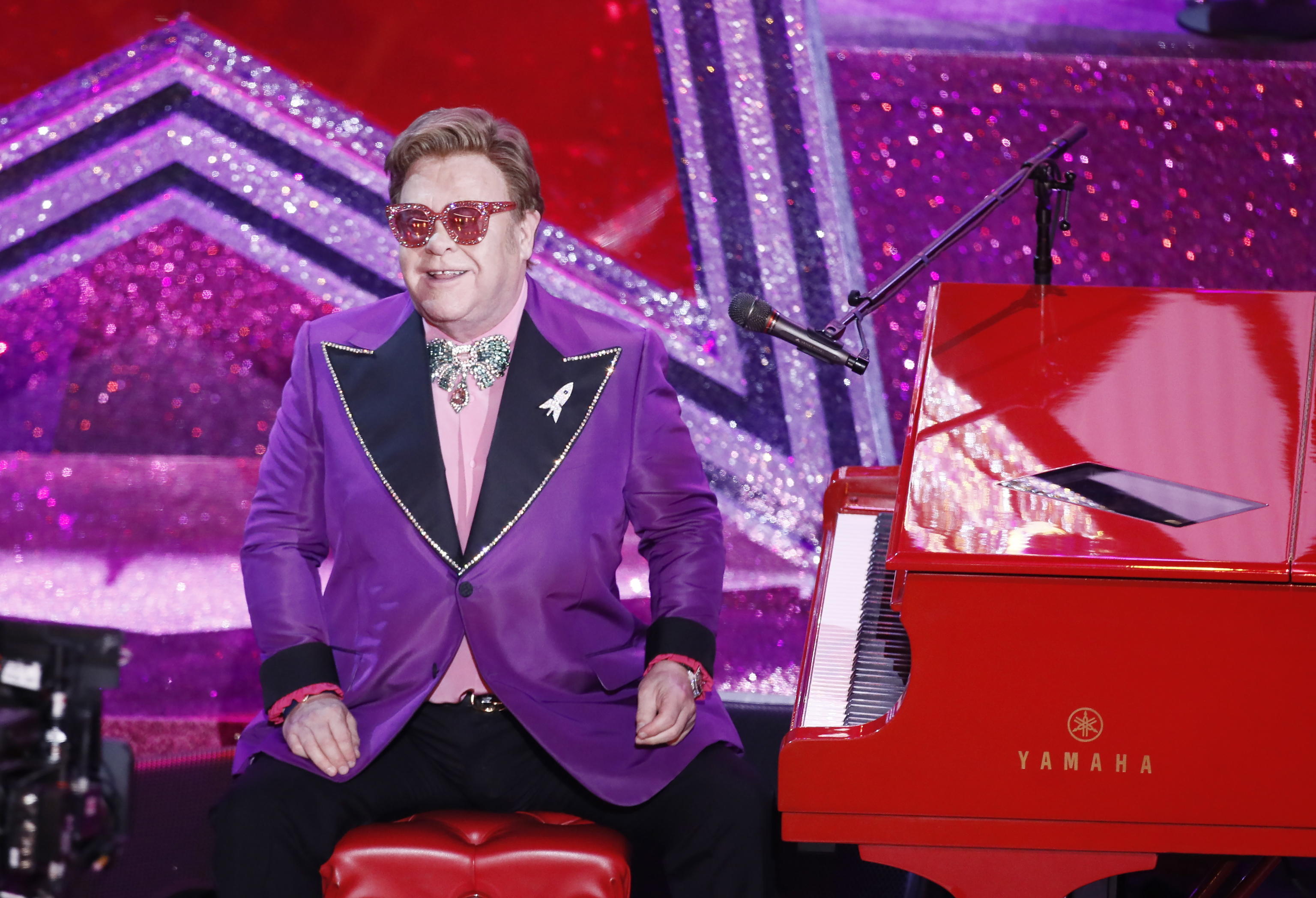 Durante la cerimonia dei 92esimi Academy Awards si fa notare anche il cantante Elton John, che ha vinto l’Oscar per la migliore canzone per il film Rocketman
