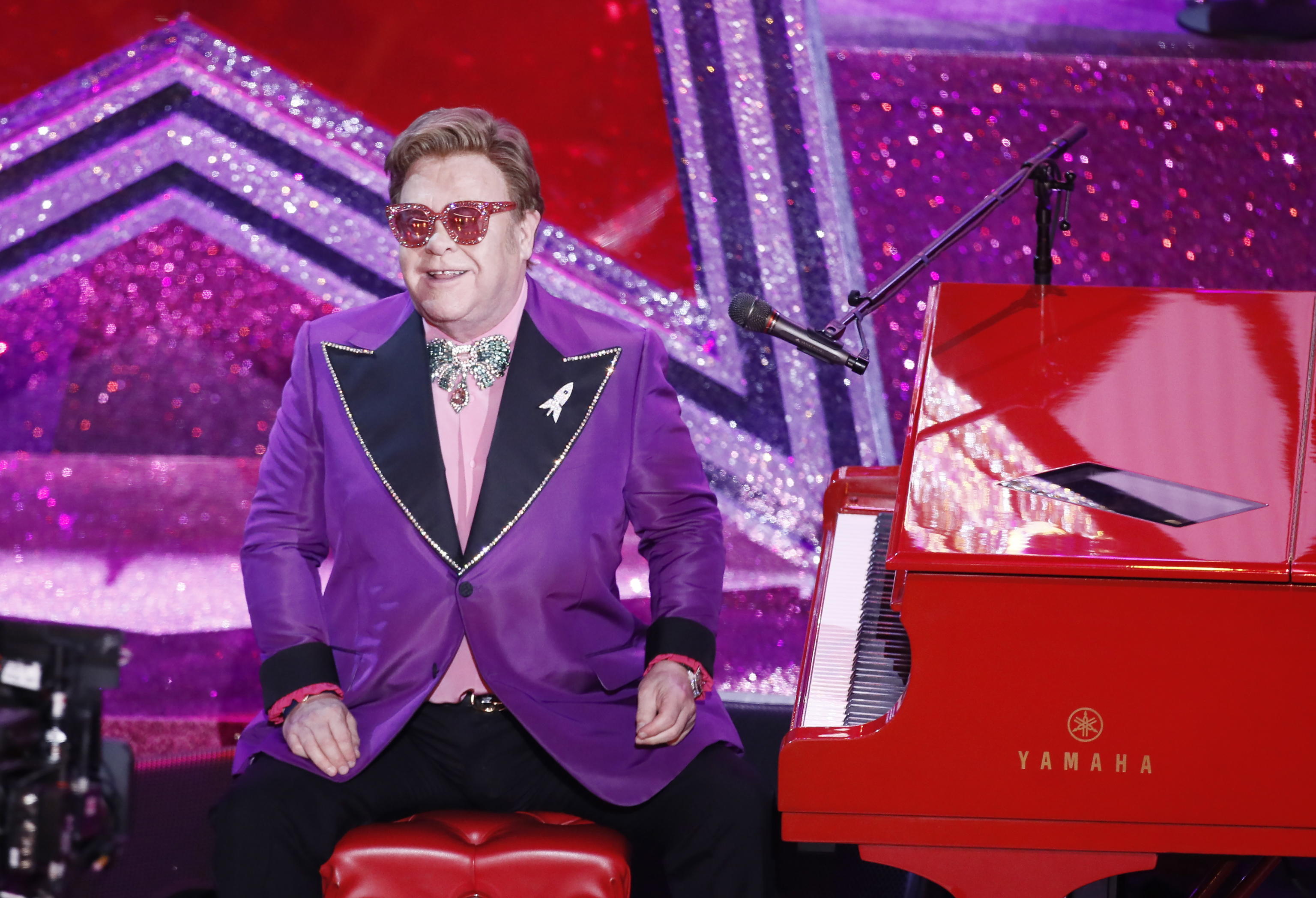 Durante la cerimonia dei 92esimi Academy Awards si fa notare anche il cantante Elton John, che ha vinto l’Oscar per la migliore canzone per il film Rocketman Durante la cerimonia dei 92esimi Academy Awards si fa notare anche il cantante Elton John, che ha vinto l’Oscar per la migliore canzone per il film Rocketman
