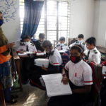 Nelle scuole del Bangladesh alunni e maestre indossano le mascherine protettive anche durante le lezioni