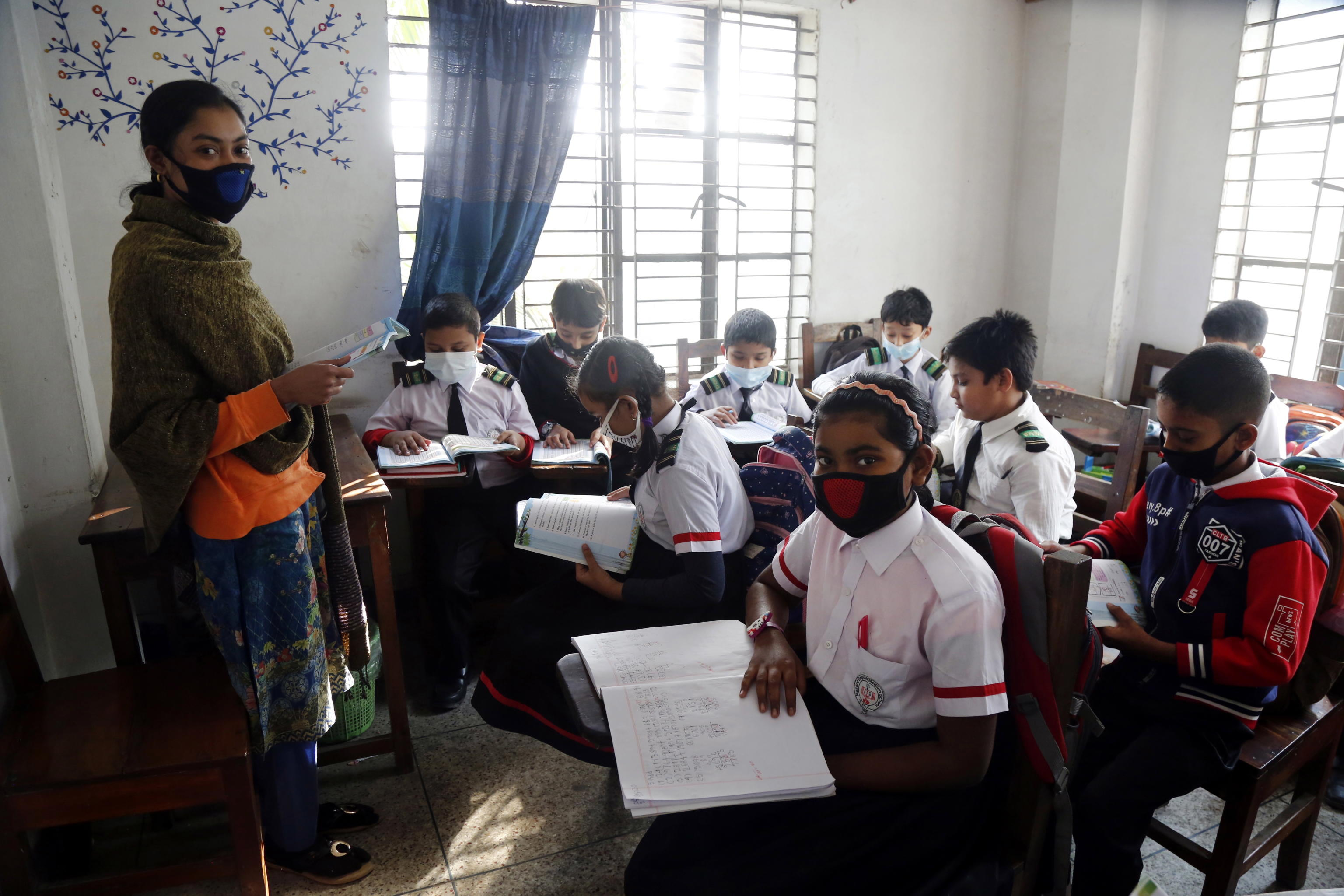 Nelle scuole del Bangladesh alunni e maestre indossano le mascherine protettive anche durante le lezioni