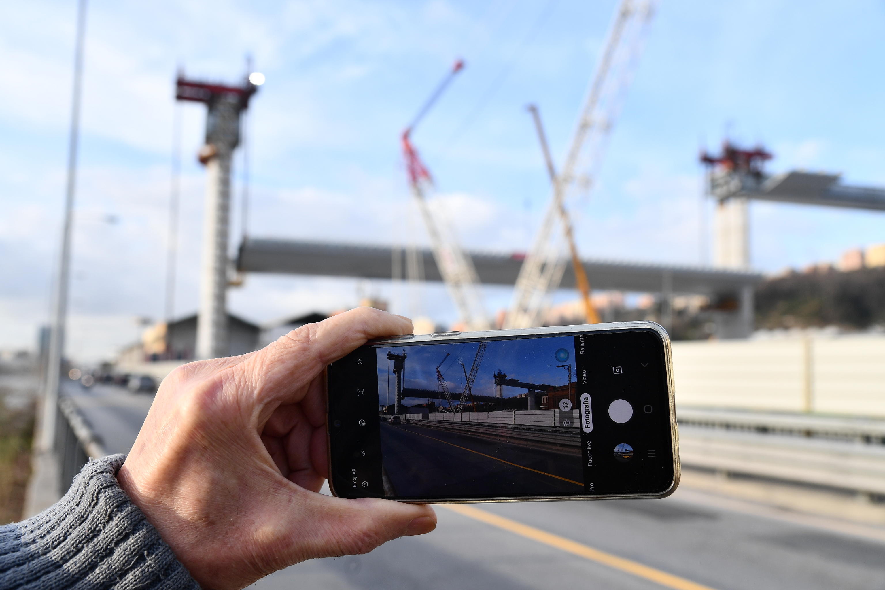 In molti immortalano il nuovo ponte Morandi