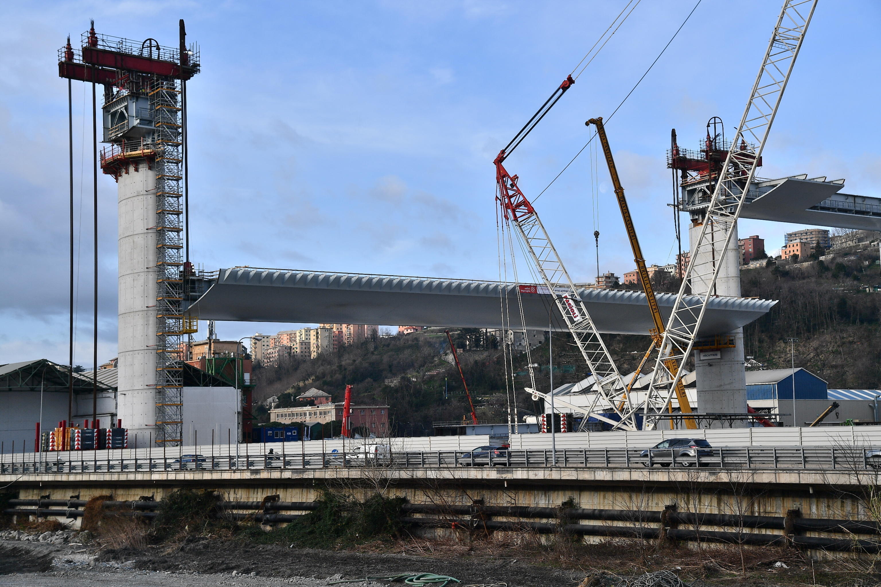 Le prime gru all'opera per alcune parti di ponte