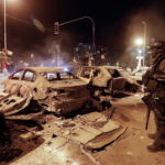 I rivoltosi hanno dato alle fiamme automobili e negozi I rivoltosi hanno dato alle fiamme automobili e negozi