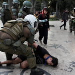 I militari fermano un uomo durante le proteste a Viña del Mar I militari fermano un uomo durante le proteste a Viña del Mar