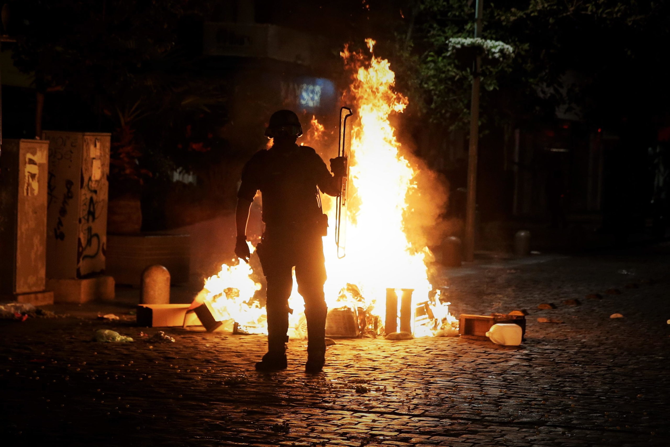 Le proteste continuano durante la notte con piccoli incendi nelle vie di Viña del Mar