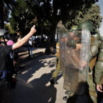 Scontro frontale fra manifestanti e militari in tenuta antisommossa Scontro frontale fra manifestanti e militari in tenuta antisommossa