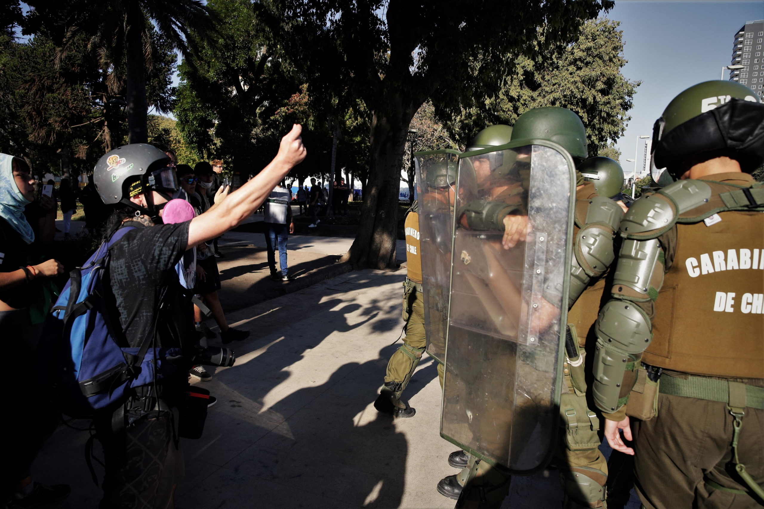 Scontro frontale fra manifestanti e militari in tenuta antisommossa