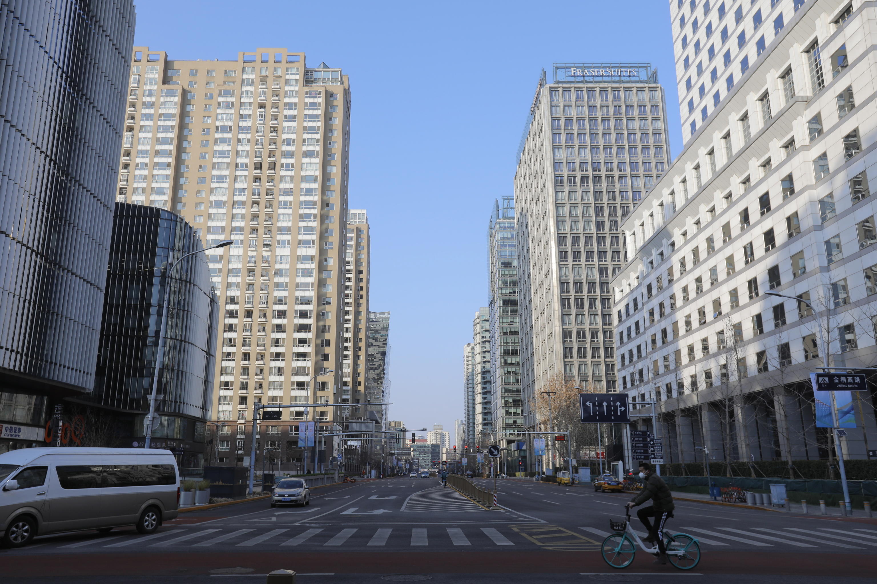 A Pechino le strade sono insolitamente vuote. Una situazione anomala per la capitale cinese, abitualmente congestionata dal traffico