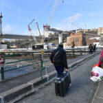 Alcuni curiosi si fermano a osservare il futuro ponte di Genova