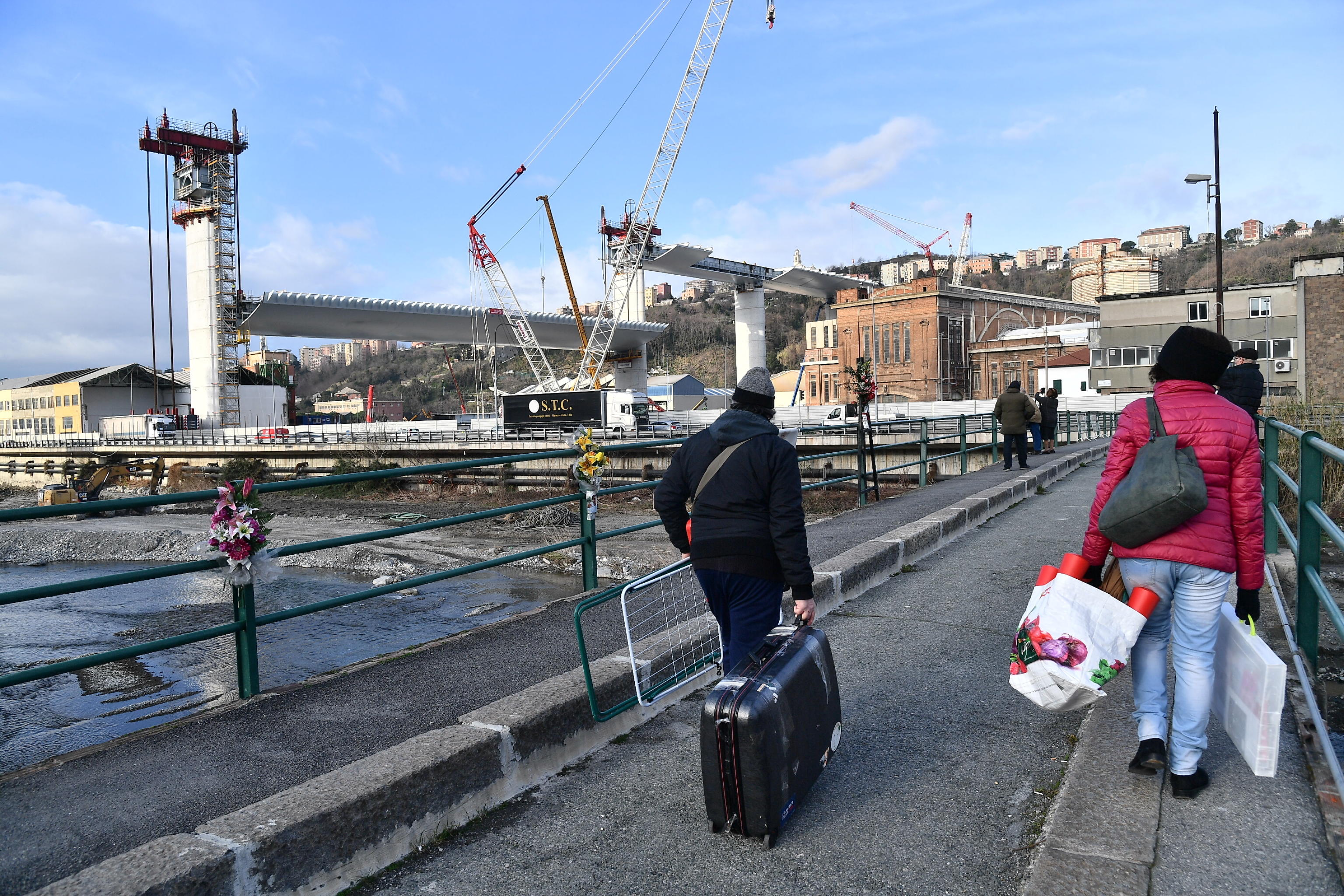 Alcuni curiosi si fermano a osservare il futuro ponte di Genova