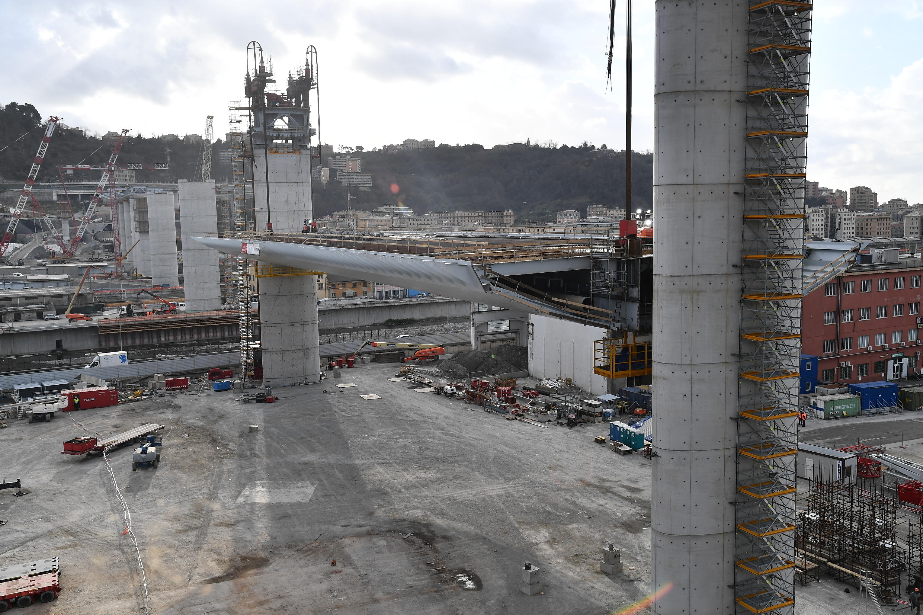La prima trave innalzata per la costruzione del nuovo Ponte Morandi