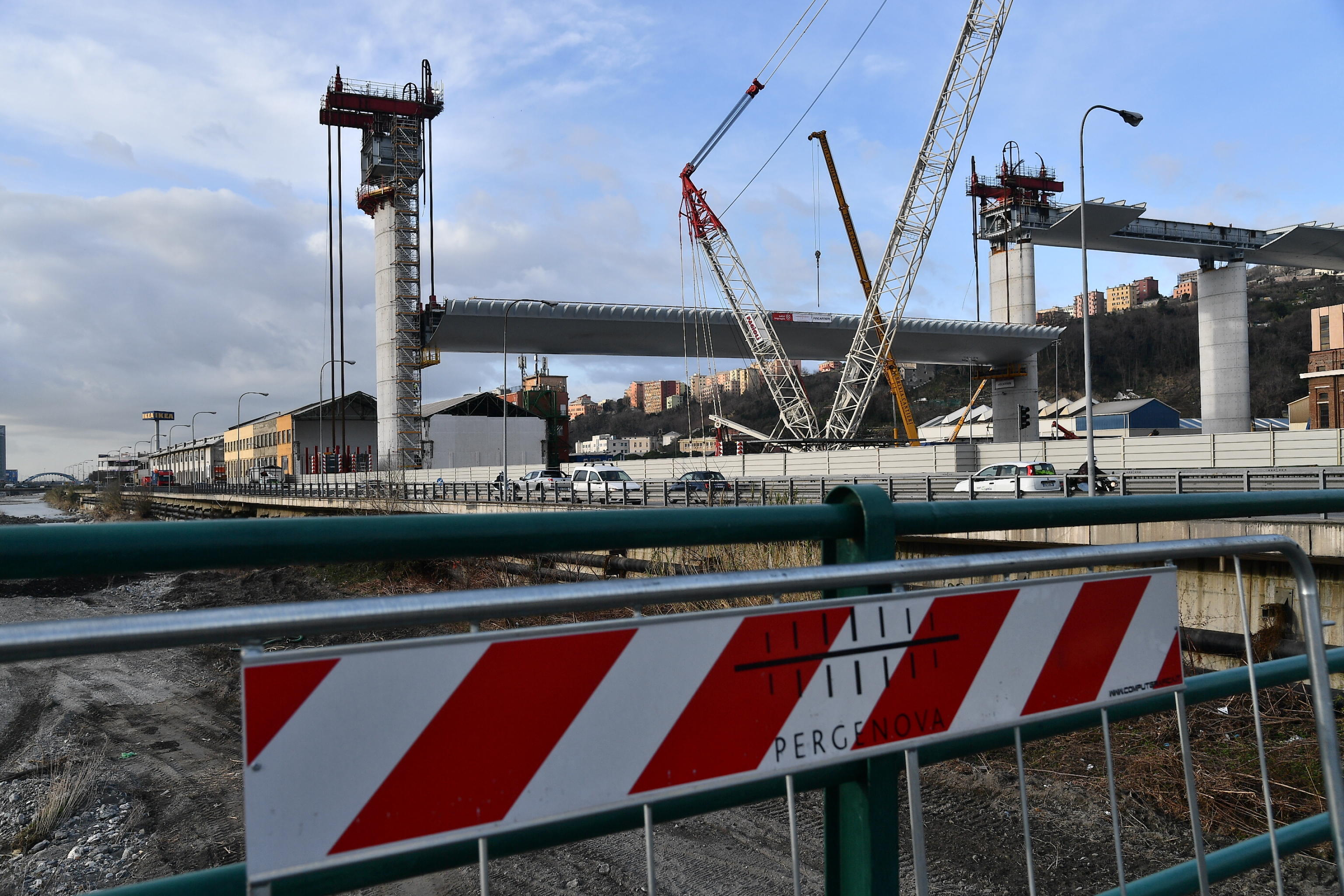 Alcune transenne con la scritta "PerGenova"collocate per impedire l'accesso