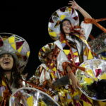 Ballerine danzano a ritmo di musica durante il più importante carnevale brasiliano