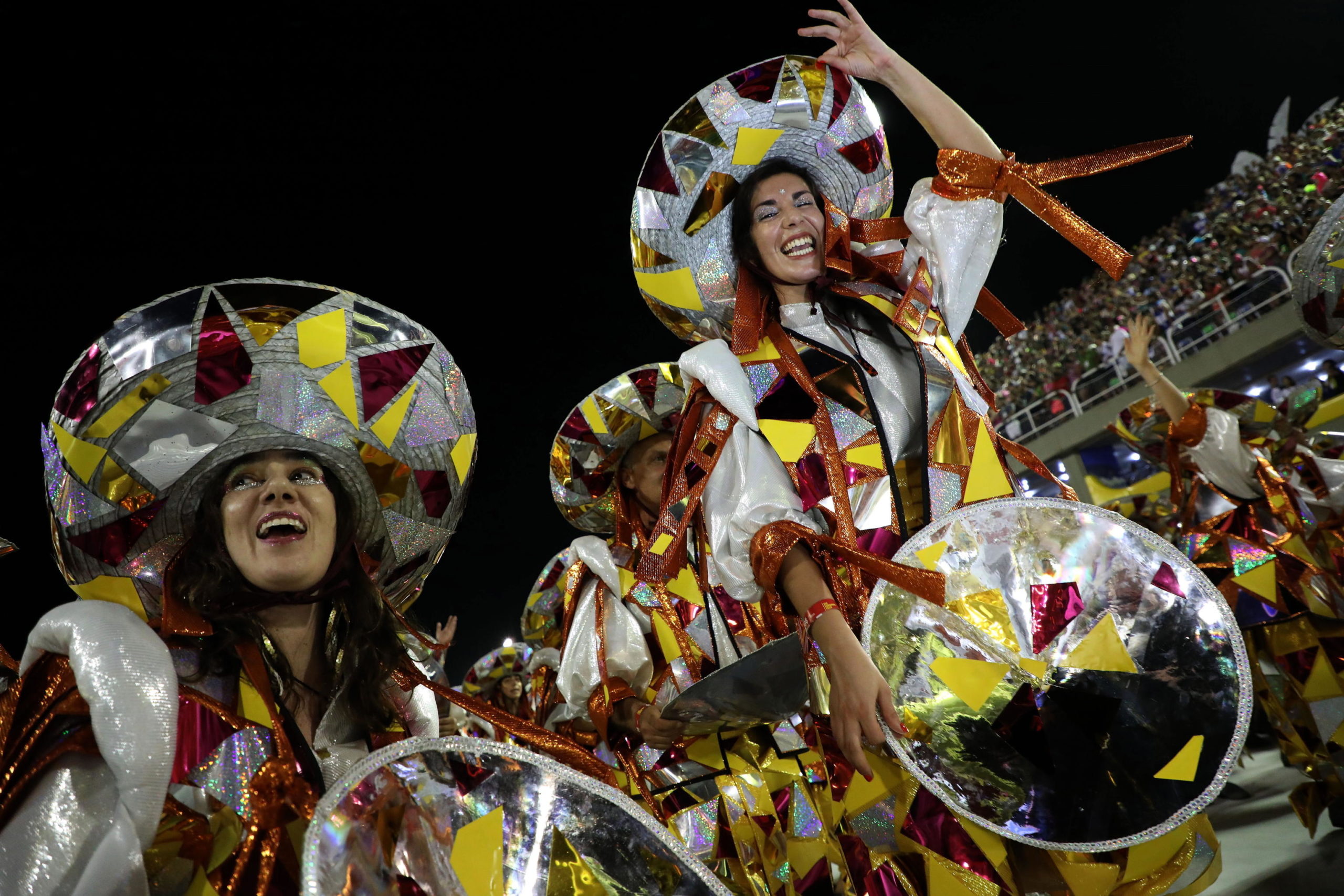 Ballerine danzano a ritmo di musica durante il più importante carnevale brasiliano
