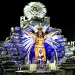 Tanti i carri che hanno sfilato davanti alla folla festa accorsa per l'evento Tanti i carri che hanno sfilato davanti alla folla festa accorsa per l'evento