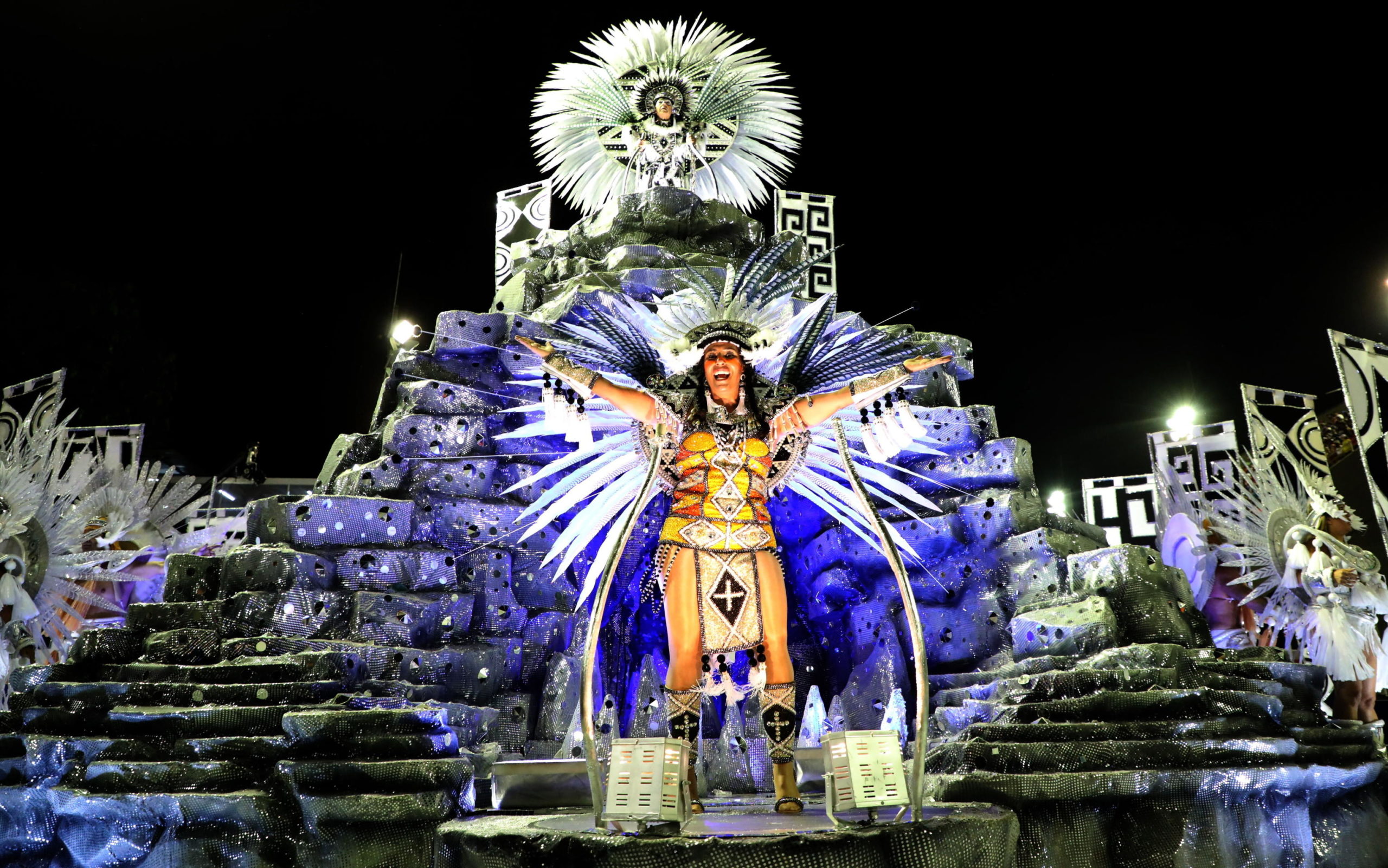 Tanti i carri che hanno sfilato davanti alla folla festa accorsa per l'evento Tanti i carri che hanno sfilato davanti alla folla festa accorsa per l'evento