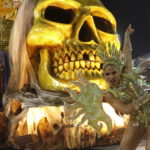 Un gigantesco teschio dorato arriva al Sambodromo di Rio Un gigantesco teschio dorato arriva al Sambodromo di Rio