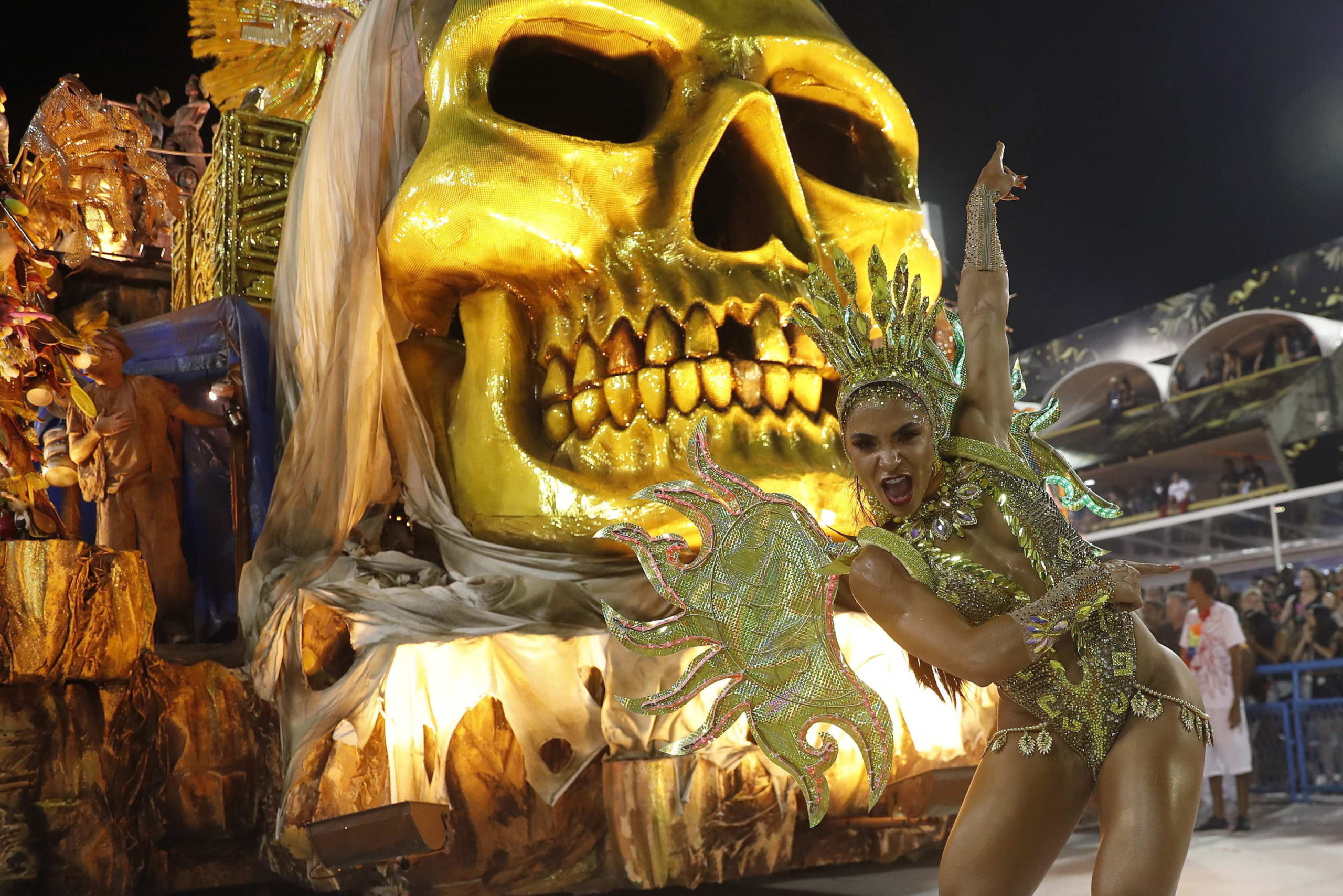 Un gigantesco teschio dorato arriva al Sambodromo di Rio