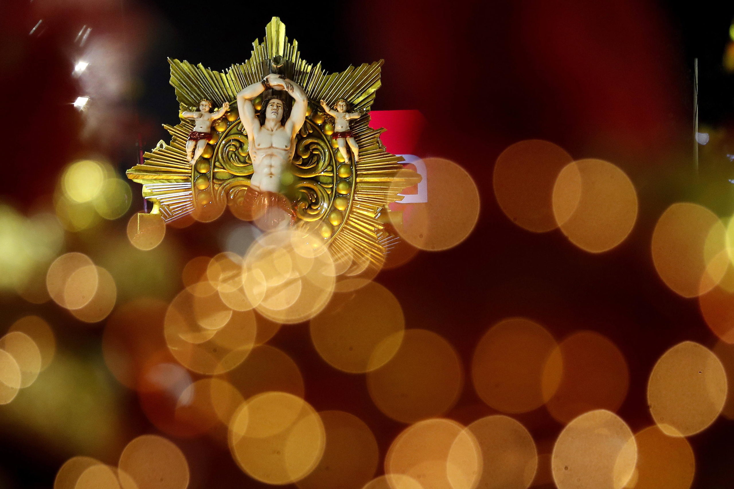 Anche simboli religiosi vengono mostrati durante la festa Anche simboli religiosi vengono mostrati durante la festa