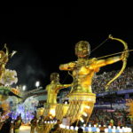 Imponenti arcieri d'oro sfilano davanti la folla festante Imponenti arcieri d'oro sfilano davanti la folla festante