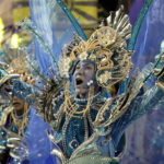 Tonalità blu e oro per un costume sfoggiato durante la serata Tonalità blu e oro per un costume sfoggiato durante la serata