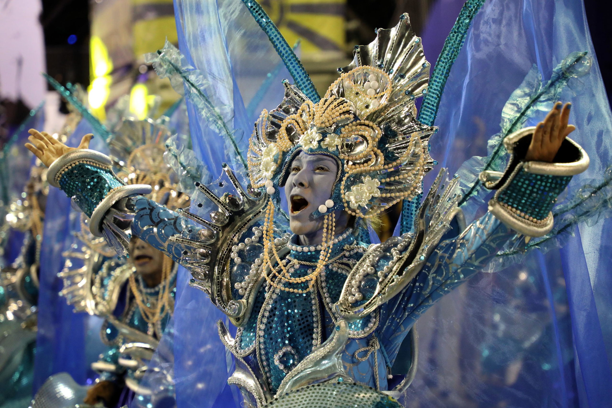 Tonalità blu e oro per un costume sfoggiato durante la serata Tonalità blu e oro per un costume sfoggiato durante la serata