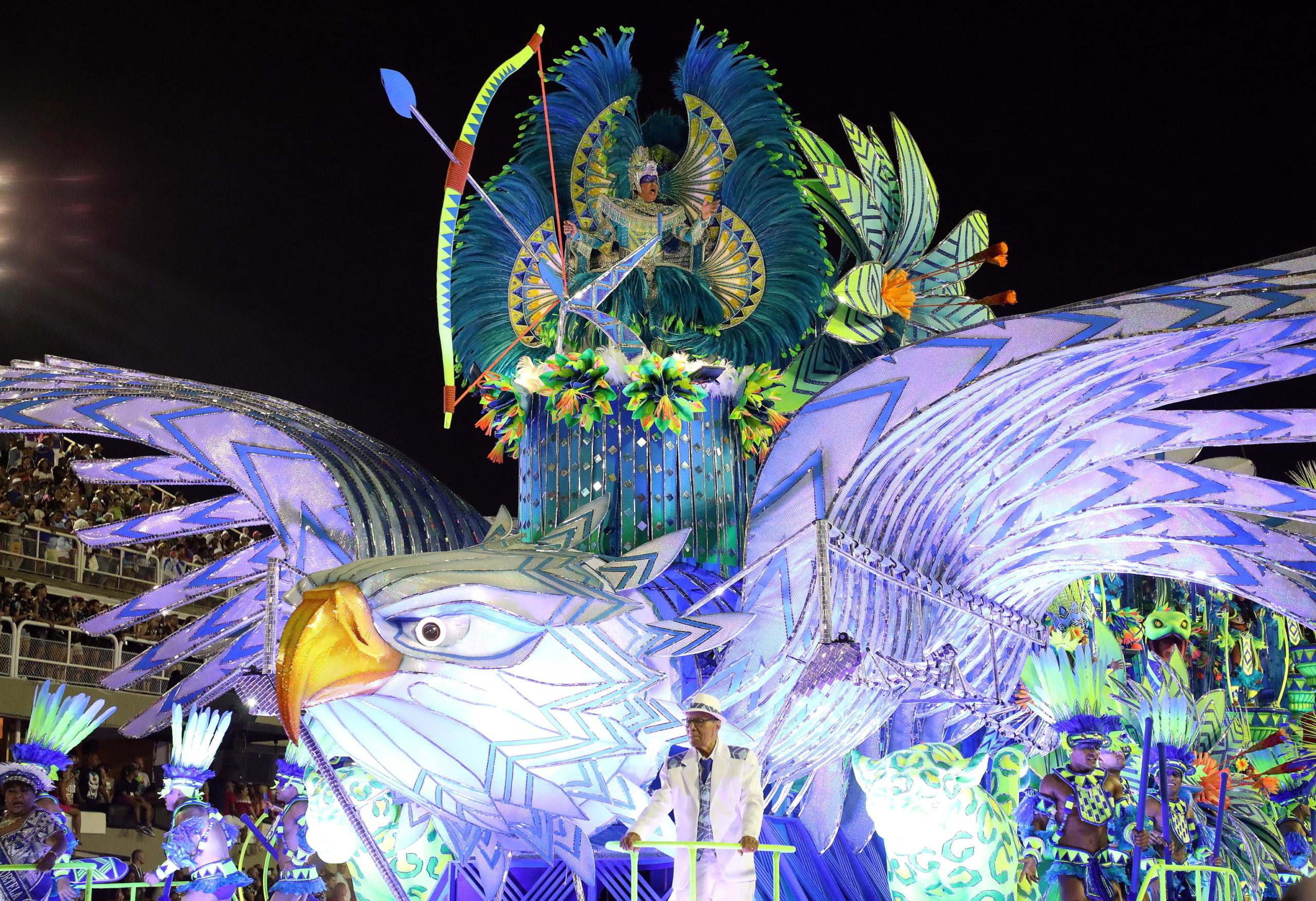 Un carro a forma d'aquila curato in ogni dettaglio Un carro a forma d'aquila curato in ogni dettaglio