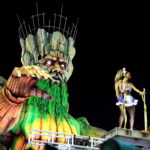 Una grande statua variopinta sfila nel Sambodromo
