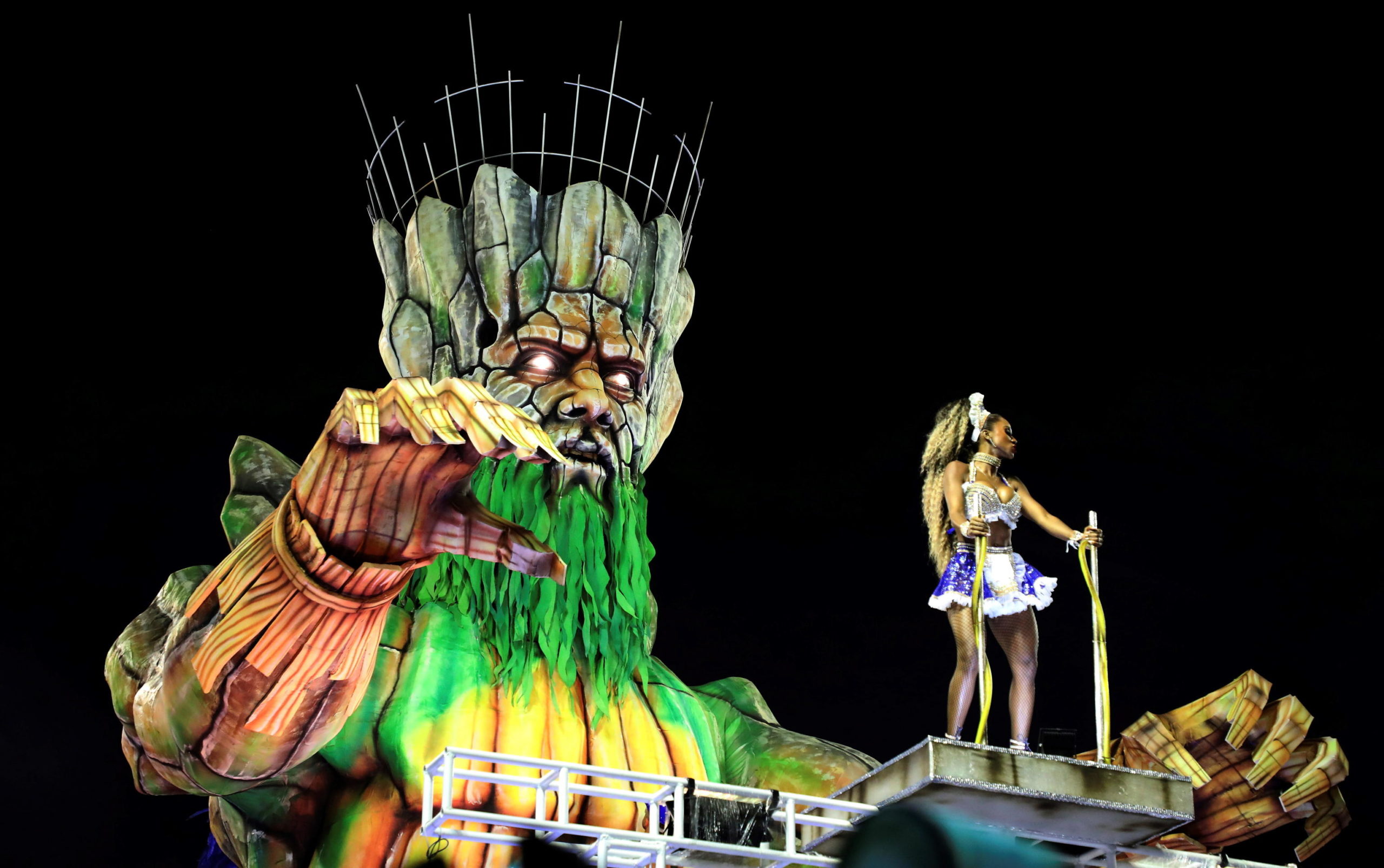 Una grande statua variopinta sfila nel Sambodromo Una grande statua variopinta sfila nel Sambodromo