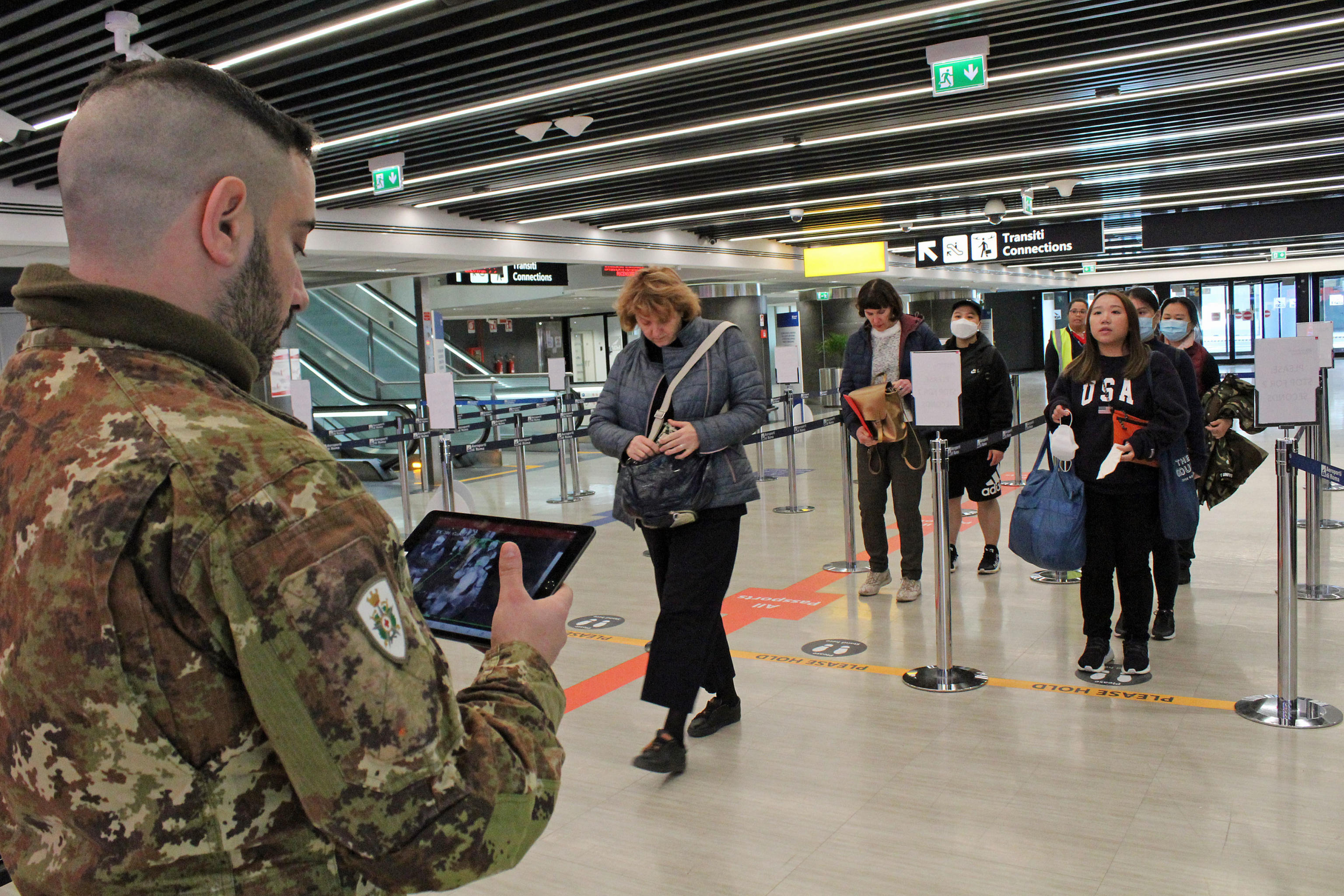 Controlli per il coronavirus all'aeroporto di Fiumicino. In tutto il mondo le misure di prevenzione per evitare il contagio si fanno ogni giorno più stringenti. In questa foto, un militare verifica la temperatura corporea dei passeggeri appena sbarcati