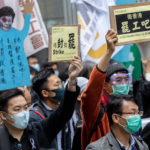 Hong Kong. Il personale sanitario dell'ex colonia britannica protesta contro la decisione di chiudere le frontiere con la Cina per evitare il diffondersi del contagio