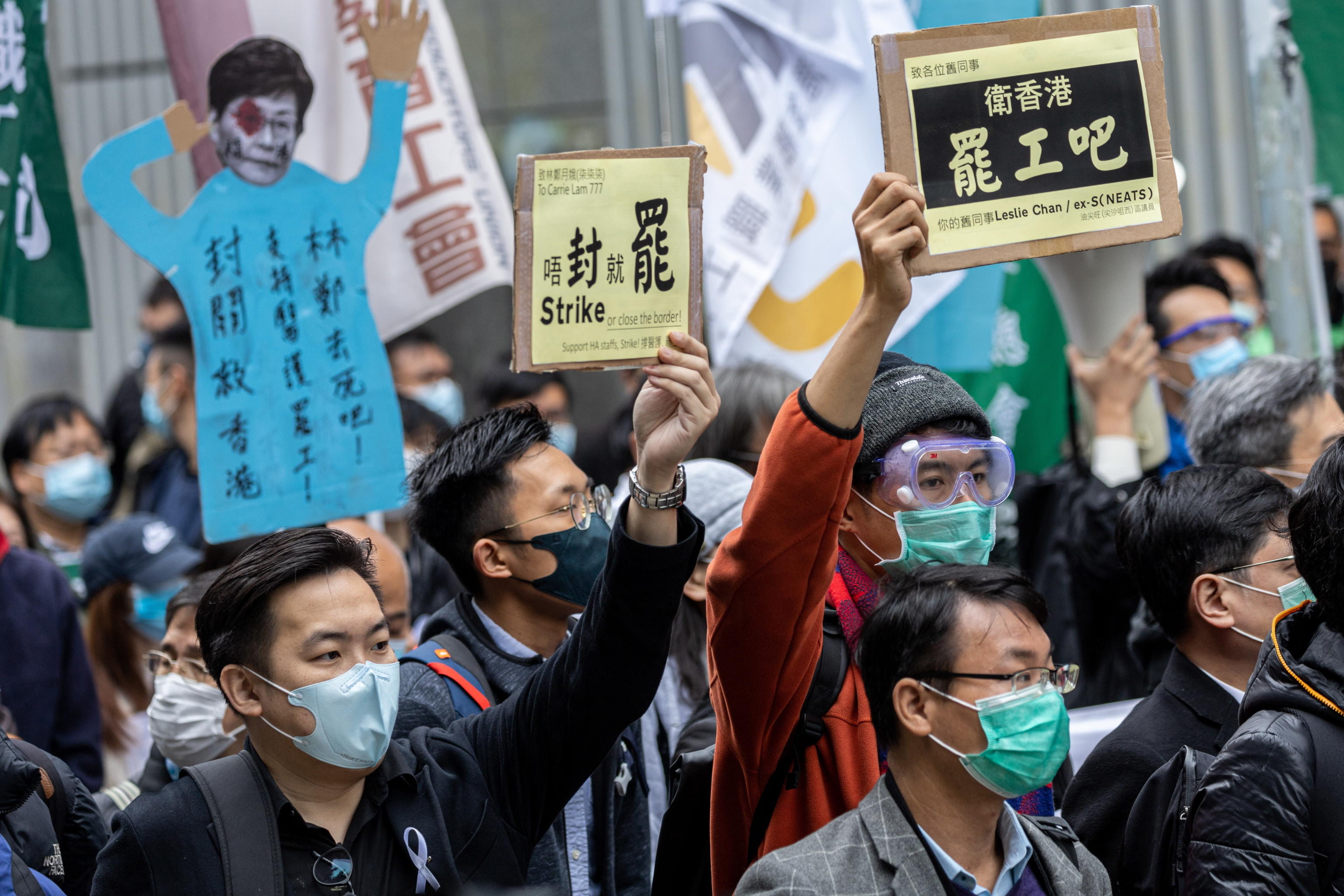 Hong Kong. Il personale sanitario dell'ex colonia britannica protesta contro la decisione di chiudere le frontiere con la Cina per evitare il diffondersi del contagio