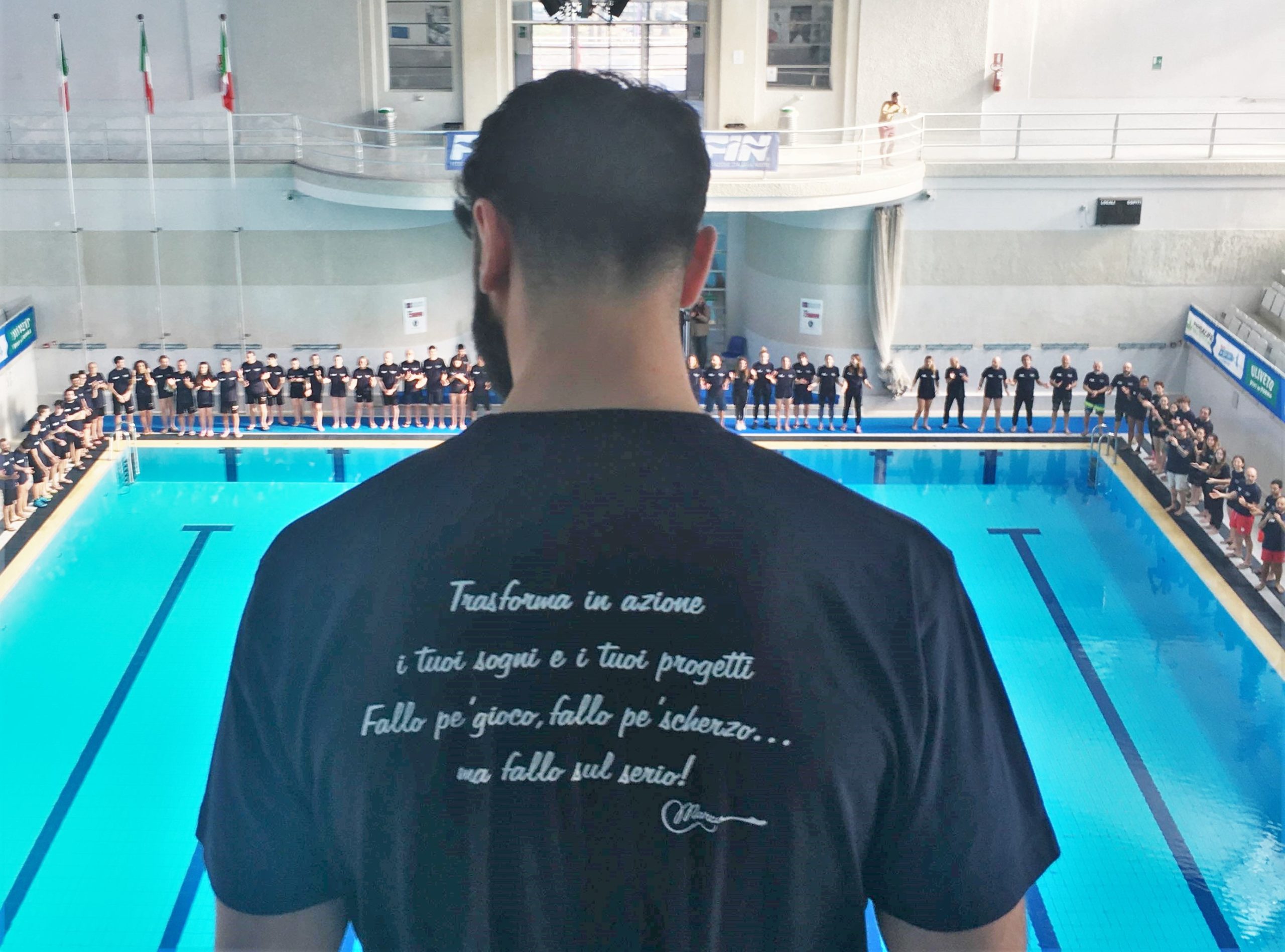 L'atleta Jacopo Coraggio (Di Biasi) pronto per un tuffo da 10 metri nella sfilata degli atleti in onore di Marco Toscano (Acquaniene), tuffatore di 27 anni vittima di un incidente stradale
