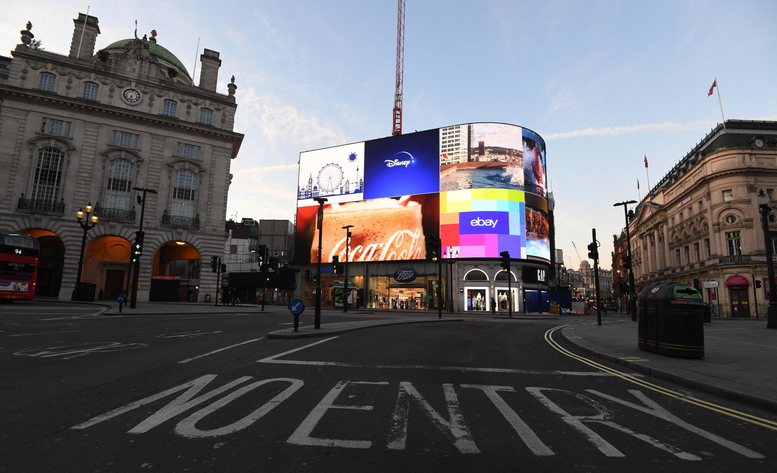 Piccadilly Circus a Londra completamente deserta, 26 marzo 2020